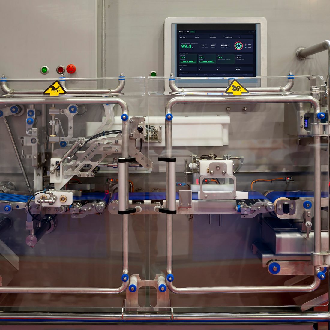 Taktos Edge andon screen mounted at a packaging line — live OEE and status on a monitor where operators stand.